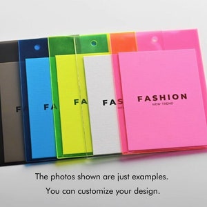 1000 PCS High End Customizado Plástico Impressão Preço Etiquetas de Roupas, Etiqueta de Pendurar para Roupas com Logotipo Personalizado