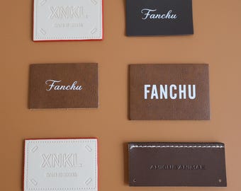 Etichette personalizzate in pelle conciata al vegetale con rilievo – Targhette personalizzate per il tuo marchio nel settore dell'artigianato