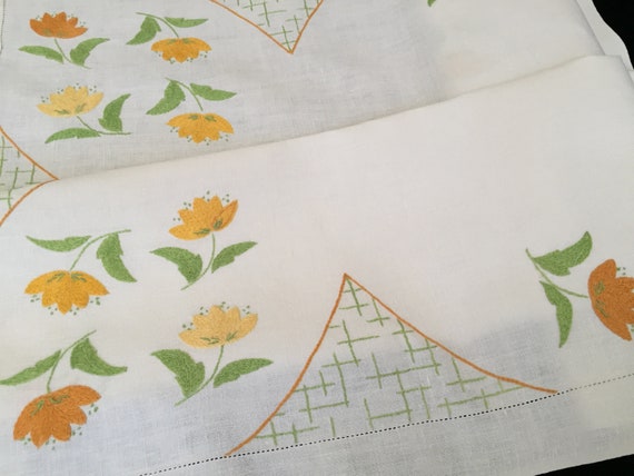 Vintage Embroidered Linen Tablecloth with Applique RBT2768