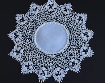 Crocheted Doily / Rectangular / Off-white / Silhouette / 10