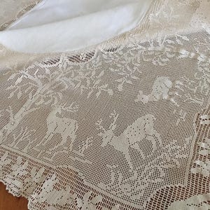 Nappe vintage irlandaise en dentelle et lin avec bordure en filet au crochet Mary Card « Animaux de la forêt »