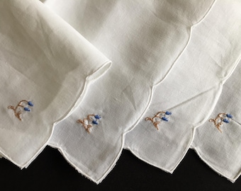 Zestaw 4 nieużywanych, zabytkowych, białych serwetek 10" z haftem maszynowym i niebieskimi kwiatami