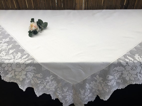 Vintage Irish Lace and Linen Tablecloth. Ivory Linen Tablecloth