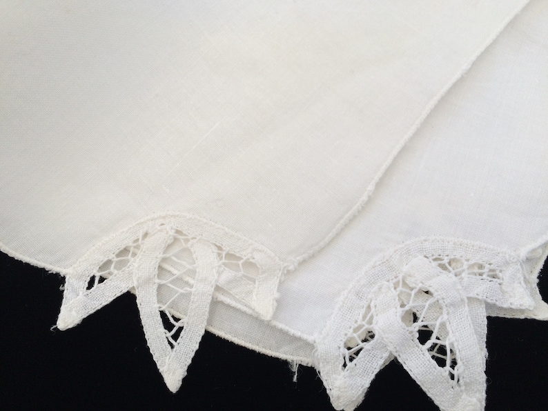 A Set of 4 Vintage White Cotton Linen and Battenburg Lace Cloth Napkins RBT3066