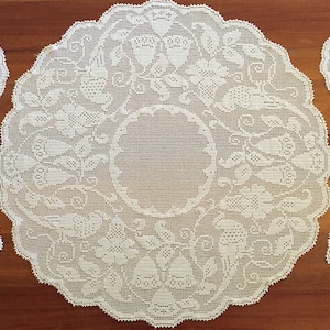 BLUE BELLS and COCKATOOS Mary Card, grand centre de table en dentelle au crochet, 5 pièces et ensemble de napperons ronds (années 1930)