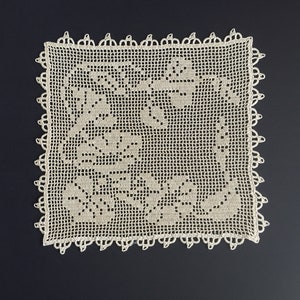 Mary Card conçue « carré CONVOLVULUS » vintage extra rare de collectionner le filet au crochet napperon en dentelle avec bordure de Style irlandais Design des années 1910