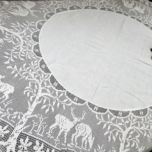 Nappe irlandaise vintage en dentelle et lin avec Mary Card Conçu Filet Crochet Bordure « Animaux des bois »