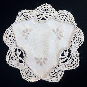 Vintage Embroidered Beige/Ecru Doily with Lace Edging RBT1154