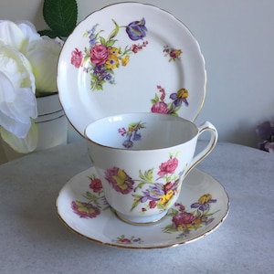 Ensemble 3 pièces de tasses à thé, soucoupes et assiettes à dessert Art Déco New Chelsea England vintage à motif floral