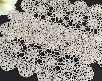 Un par de manteles individuales de algodón crudo hechos a mano con encaje de ganchillo estilo vintage.