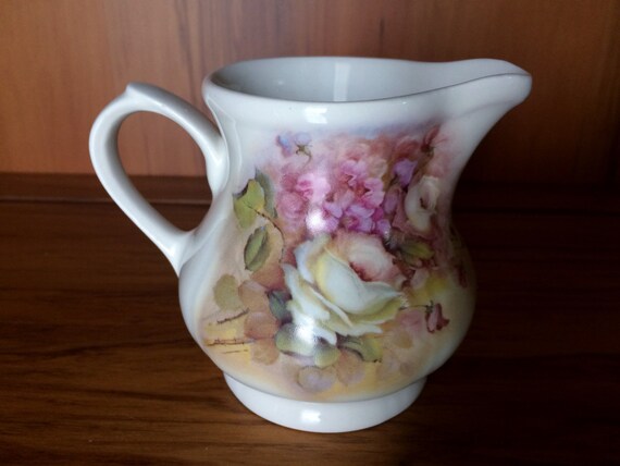 小さなヴィンテージ陶器のピッチャーまたはクリーマー。バラの花柄が 