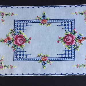 バラの模様と青い縁取りのヴィンテージクロスステッチ刺繍ドイリープレースマット
