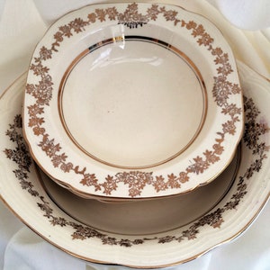A Meakin 6 Pce Vintage Compote Set. Five plus One Dessert or Soup or Cereal Bowls Combo