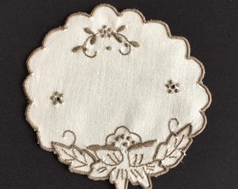 Vintage handbroderad Madeira Cutwork liten 13 cm rund vit & brun duk