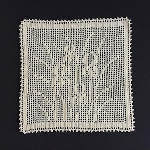 Carte Marie conçue avec des iris sur la base du tableau anglais « Swan and Iris » n° 66. Dentelle au crochet vintage