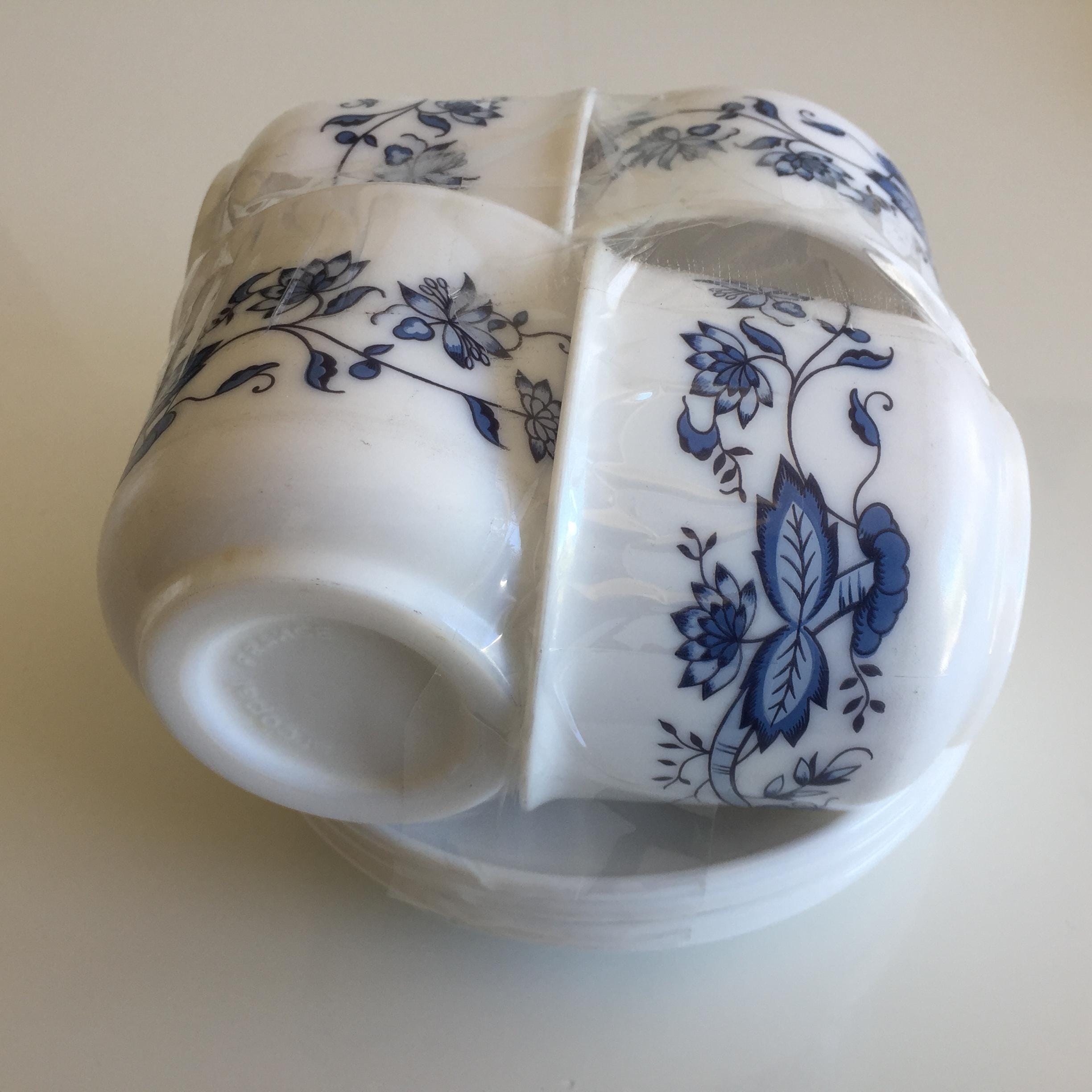 Lot de 2 plats  Arcopal , oignons bleus, pièce vintage