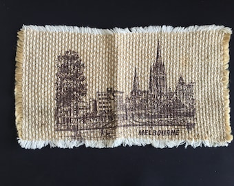 Vintage Zug Bordeaux auf Jutekissen