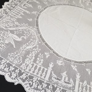 Mary Card "The Garden" Chart No. 68 Crochet Lace and Irish Linen nappe vintage avec des paons - Scène d'un jardin formel