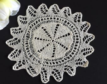 Szydełkowana i dziergana koronkowa serwetka bawełniana w kolorze złamanej bieli, 9 cali, lata 80., ręcznie robiona