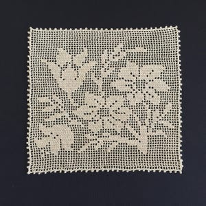 Mary Card conçue « carré CONVOLVULUS » vintage extra rare de collectionner le filet au crochet napperon en dentelle avec bordure de Style irlandais Design des années 1910