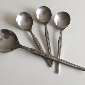 Juego de tres cucharas soperas pequeñas Wiltshire y tenedor de ensalada. Cubiertos vintage de acero inoxidable.