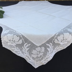 Small Vintage Irish Lace and Linen Bridge Card Tablecloth with Mary Card Designed Anemone Filet Crochet Edging
