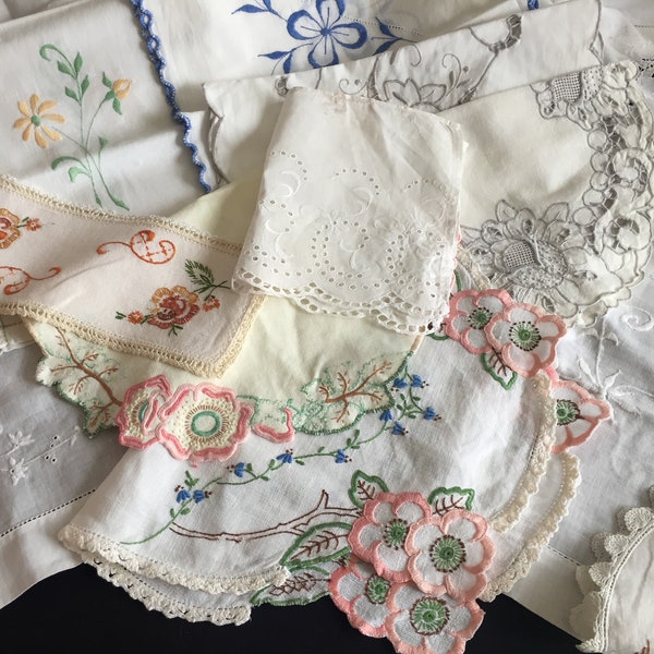 Paquete de artesanía a granel de manteles de lino bordado a mano antiguo y vintage y doilies de encaje, corredores de mesa y mantel - Todos DAÑADOS