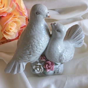 White Ceramic Courting Dove Couple Figurine Decorative Vintage Ornament with Capodimonte Style Porcelain Flowers