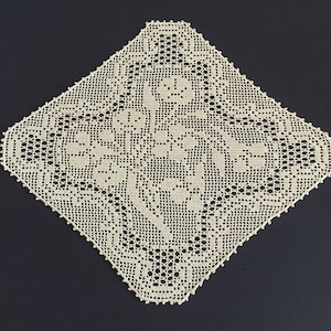 NASTURTIUM Mary Card Designed Crochet Lace Doily (English Chart No 87 and Australian Home Beautiful 1938)