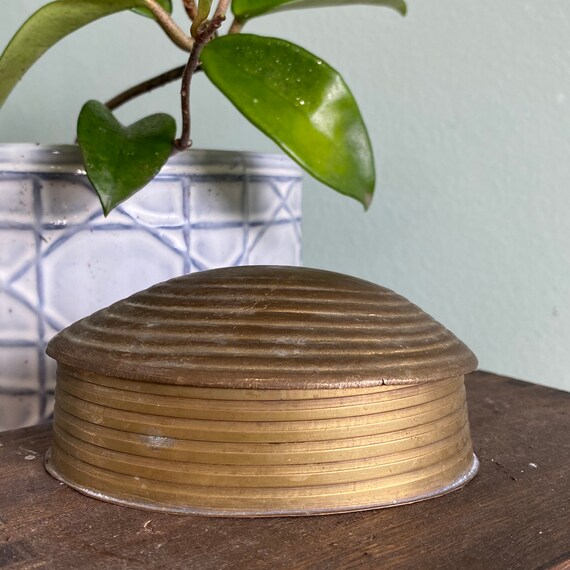 Small Vintage Clam Shell shape Box Triket Box V… Gem