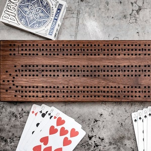 Planche de cribbage 3 pistes en noyer avec chevilles en métal, personnalisée