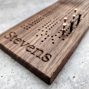 Planche de cribbage en noyer noir avec 3 pistes, cadeau personnalisé pour papa