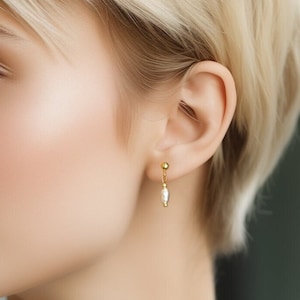 Puces d'oreilles minimalistes en perles d'eau douce, boucles d'oreilles pendantes avec pampilles de perles, boucles d'oreilles à porter quotidiennement, boucles d'oreilles de demoiselle d'honneur, minuscules puces d'oreilles