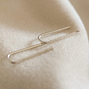 セカンドホールピアス、ハンドハンマー仕上げ、繊細なアークイヤリング