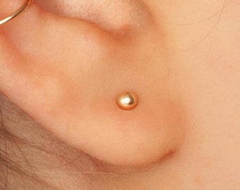 18 kt gouden boloorknopjes 3 mm, sierlijke oorstekers met stippen
