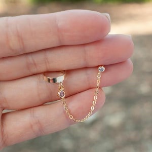 Kolczyki nausznice z łańcuszkiem: wiszące z cyrkoniami w kolorze róży, połączone sztyfty