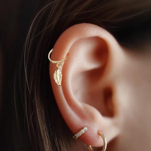 Boucles d'oreilles hélicoïdales remplies d'or massif 14 carats, breloque feuille perçante en hélice avant