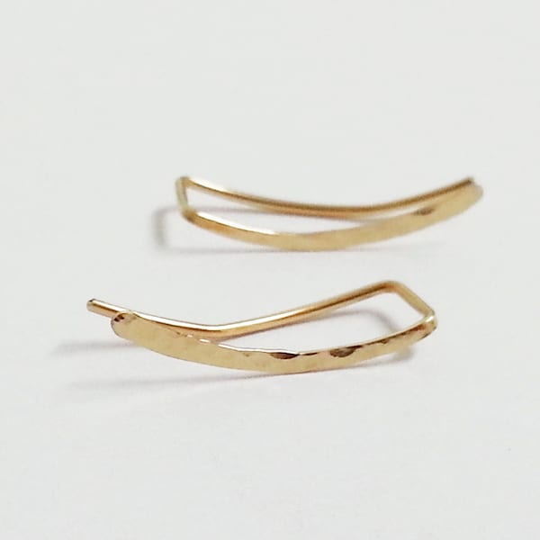 grimpeur d'oreille en or avec texture martelée, boucles d'oreilles sur chenilles fabriquées à la main, bijoux minimalistes