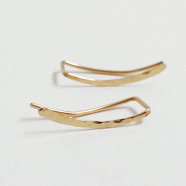 grimpeur d'oreille en or avec texture martelée, boucles d'oreilles sur chenilles fabriquées à la main, bijoux minimalistes image 1