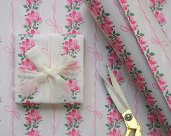 Carta da regalo floreale rosa con fiocchi e nastro / 500 x 700 mm / Motivo dipinto a mano