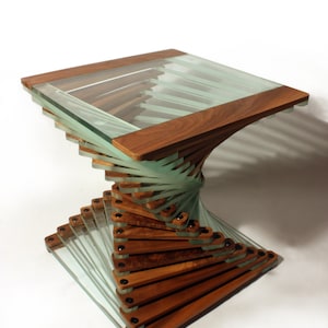 Ein atemberaubender moderner Designer Couchtisch / Beistelltisch aus Nussbaum und Glas aus Massivholz
