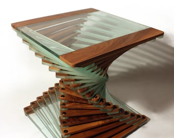 Una impresionante maciza madera diseño mesa de centro moderna / ocasional table / tabla de extremo de nogal y cristal