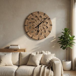 Op de afbeelding: Een grote, ronde houten wandklok met een gelaagd, geometrisch ontwerp. De klok heeft zwarte wijzers en kleine, donkere accenten rondom. De klok hangt aan een neutrale muur, boven een bank met cr&egrave;mekleurige kussens. De diameter is ongeveer 60 cm.