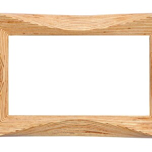 Pode incluir: Uma moldura de imagem de madeira natural com um design ondulado &uacute;nico. A moldura &eacute; feita de madeira compensada e tem uma cor castanho claro.