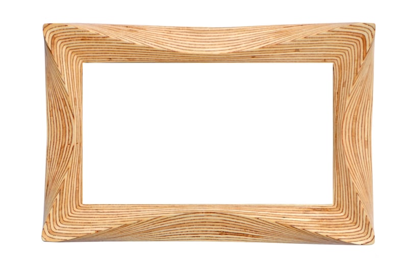 Pode incluir: Uma moldura de imagem de madeira natural com um design ondulado &uacute;nico. A moldura &eacute; feita de madeira compensada e tem uma cor castanho claro.
