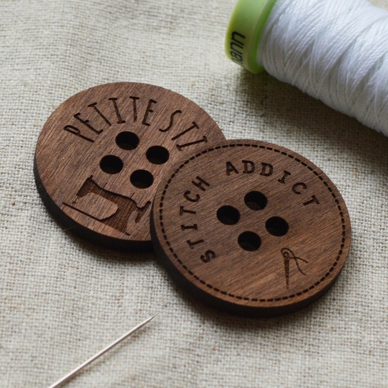 Wood buttons. Кнопка из дерева. Custom buttons. Sticker mule. Реклама пуговиц.
