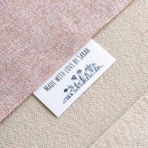 Etichette personalizzate per abbigliamento in tessuto bianco Etichette per prodotti Articoli fatti a mano Personalizza 50 mm x 25 mm (JSL17) Cucito Maglia Uncinetto Flatlay Personalizzato