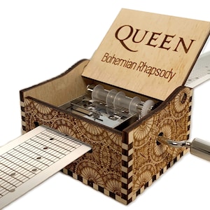 Boho Rhapsody - Queen - Manovella Legno Striscia di Carta Music Box Con Incisione Personalizzata - Taglio laser e Inciso