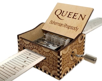 Boho Rhapsody - Queen - Manovella Legno Striscia di Carta Music Box Con Incisione Personalizzata - Taglio laser e Inciso