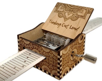 Thinking Out Loud - Ed Sheeran - Hand Crank Wood Paper Strip Music Box met gepersonaliseerde gravure - Laser cut en gegraveerd